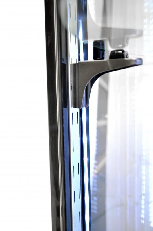 Circular Refrigerated Showcase with 400 L capacity and 4 shelves